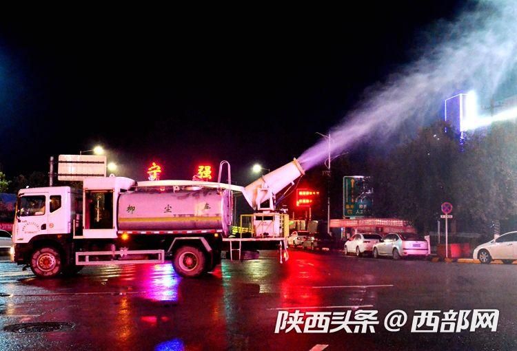 宁强县启用雾炮抑尘车 开展集中消杀、消毒作业