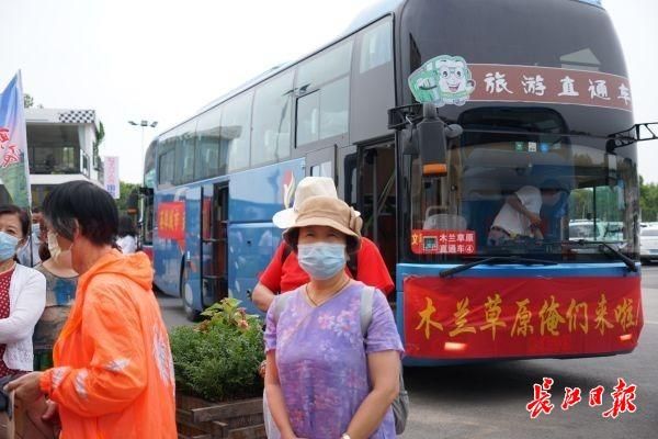 武汉迎重启后最大规模跨省旅游团，500余人同游木兰草原