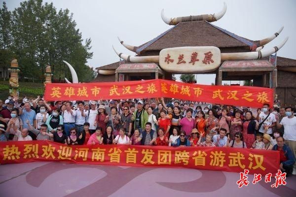 武汉迎重启后最大规模跨省旅游团，500余人同游木兰草原