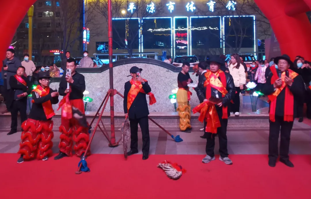 平凉新世纪各小区猜灯谜、看社火、闹元宵、年味浓