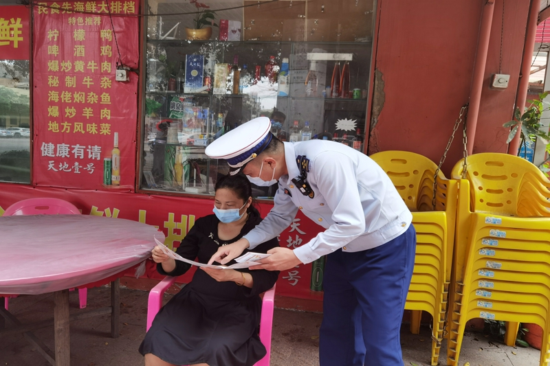 消防检查人员宣传消防安全知识.jpg