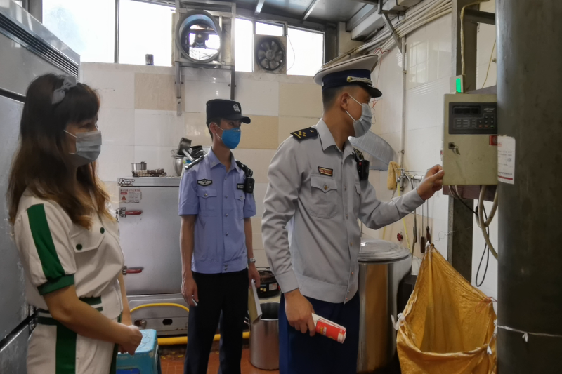 消防检查人员检查生产经营租住村（居）民自建房消防安全.png