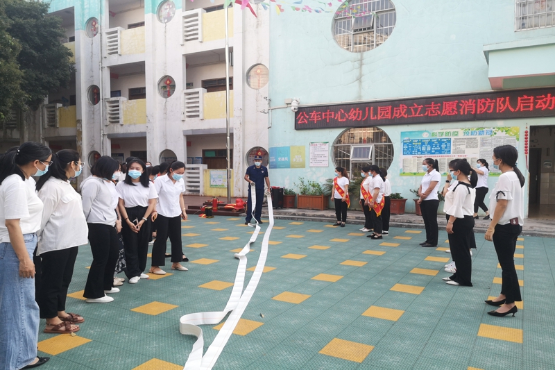 消防救援人员教授消防水带的使用方法.jpg