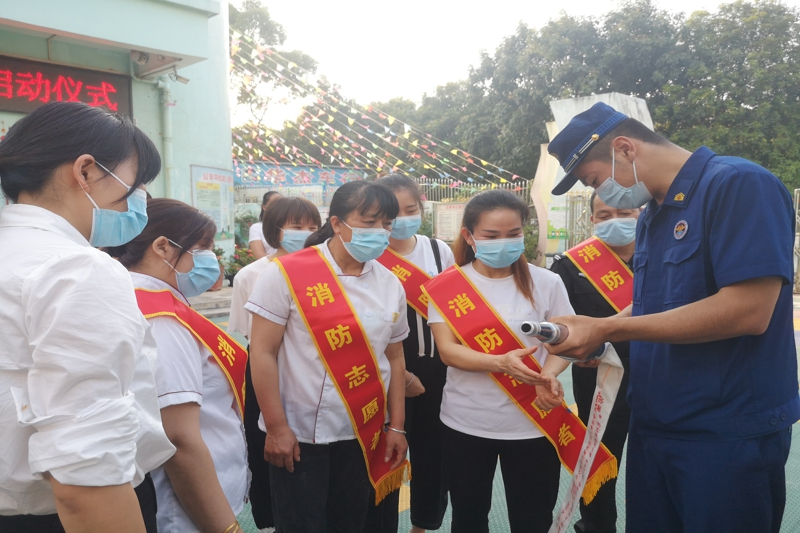 消防救援人员向老师讲授消防水枪的使用方法.jpg