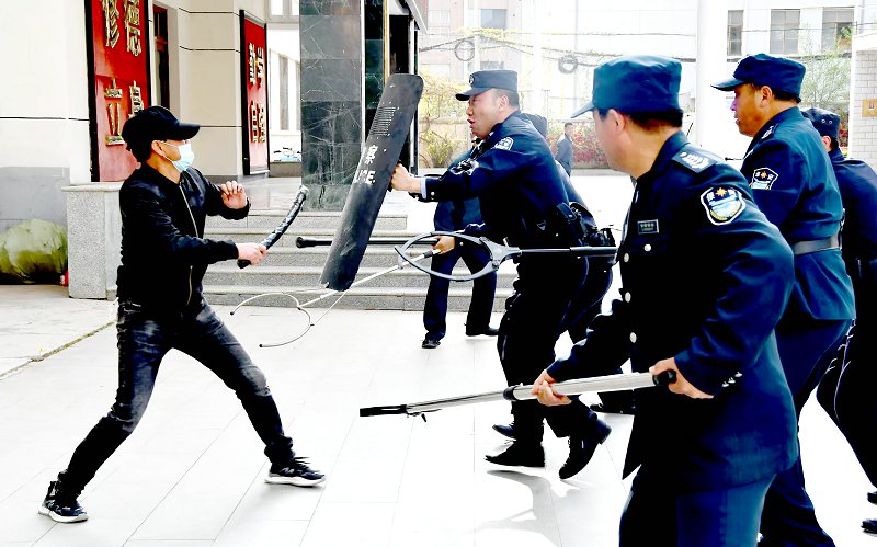 2.民警携带反恐武器装备与安保人员对“歹徒”围追堵截.jpg