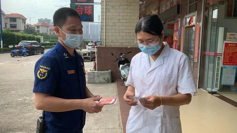 消防宣传员走街串巷开展消防宣传活动.jpg
