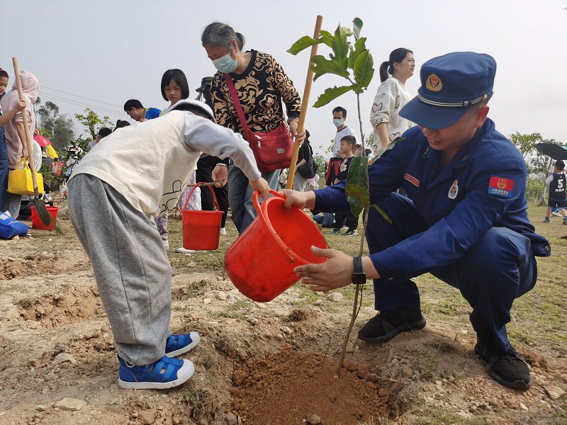 消防救援人员现场提水浇灌.jpg