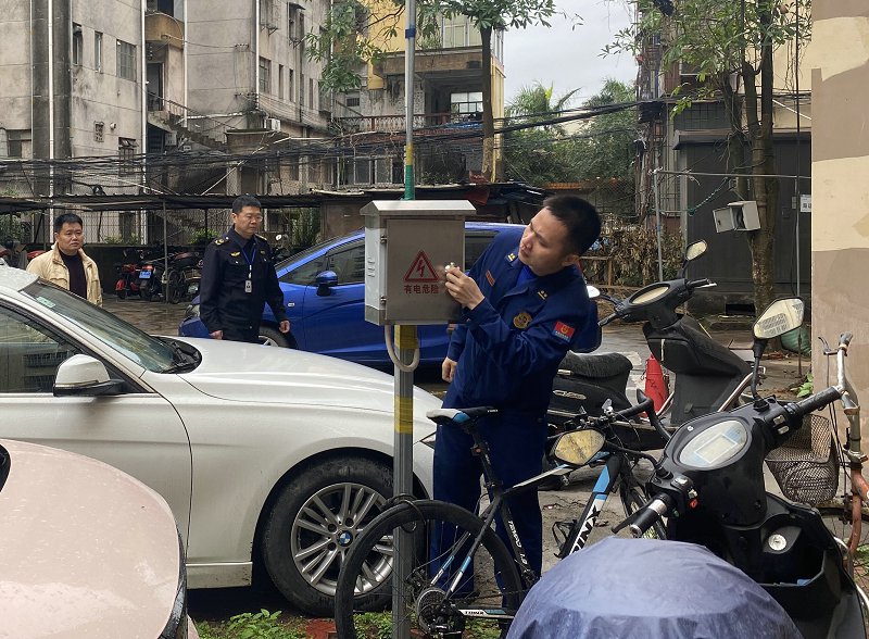 检查私拉乱接电线情况.jpg