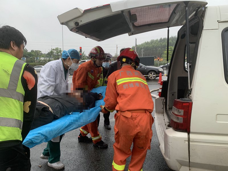 消防救援人员救出被困者并交由医护人员送至医院接受治疗.jpg