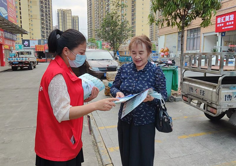 社工向社区居民宣传清明祭祀防火注意事项.jpg