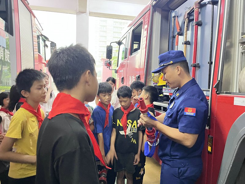 参观消防车辆器材.jpg