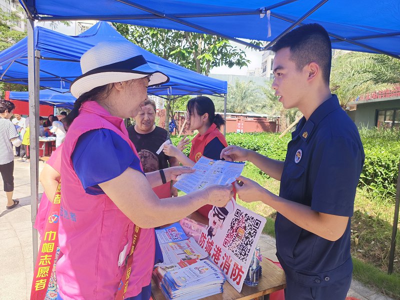 向居民志愿者发放消防宣传资料.jpg