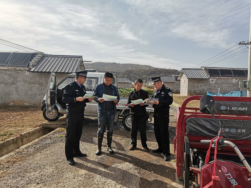 图为：近期，泾川县公安局王村派出所民警深入田间地头调解群众纠纷，开展法治宣传。.jpg