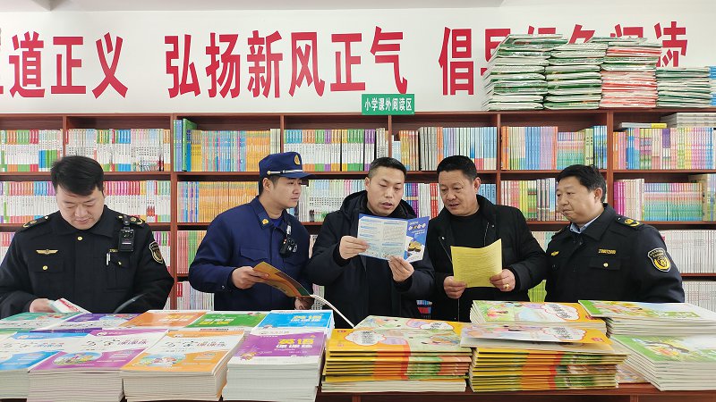 （1）宁强县执法人员向图书零售人员普及扫黄打非知识。王涵 摄.jpg