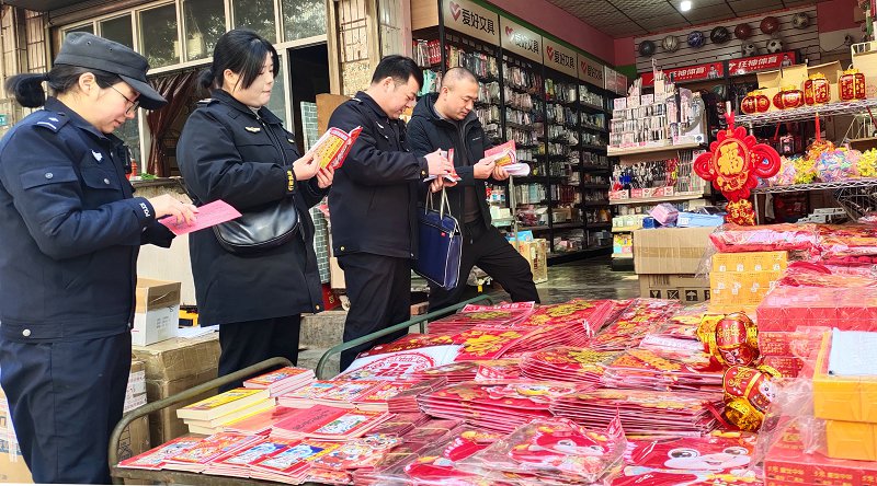 宁强县执法人员在燕子砭检查春节文化市场。黎德华 摄.jpg