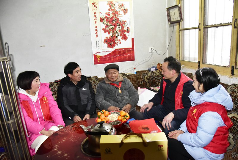 2024年1月31日，宁强县摄影艺术协会“光影圆梦”志愿者看望慰问汉源街道办黄坝驿村复退军人、光荣在党50年老党员张国荣。黎德华 摄.JPG