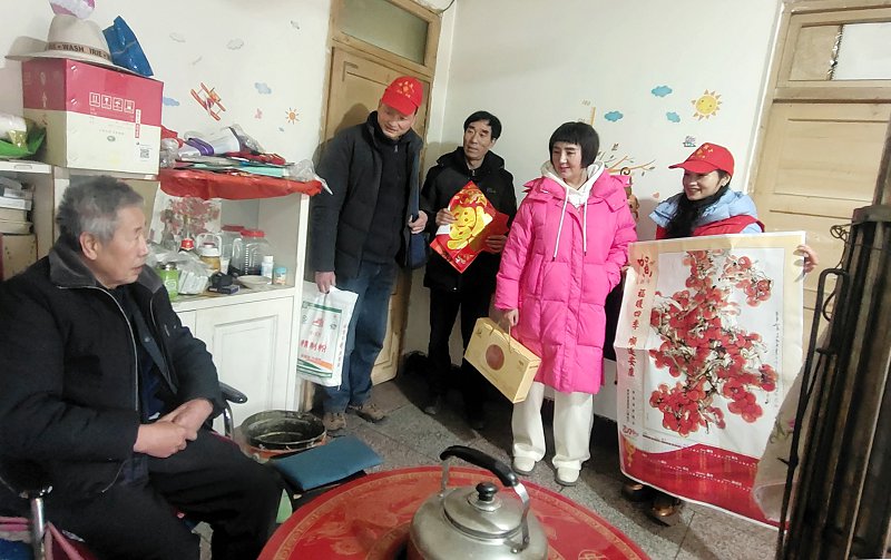 2024年1月31日，宁强县摄影艺术协会“光影圆梦”志愿者看望慰问毛坝河镇汤家坝村患病老人文廷林。黎德华 摄.jpg