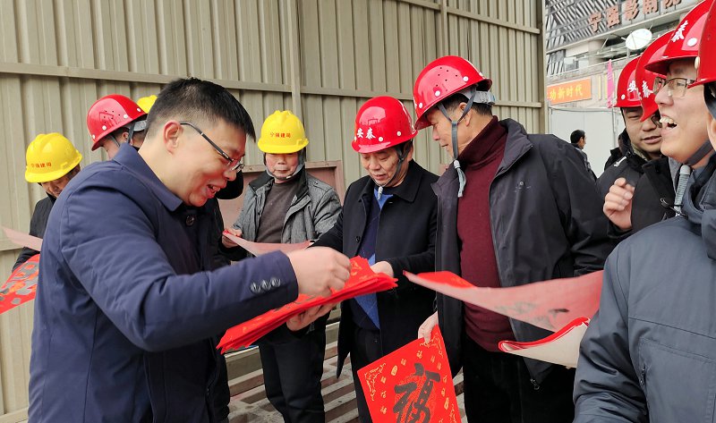 （3）2月5日，宁强县总工会干部向新华书店建设工地的工人们发放新春福字。黎德华 摄.jpg