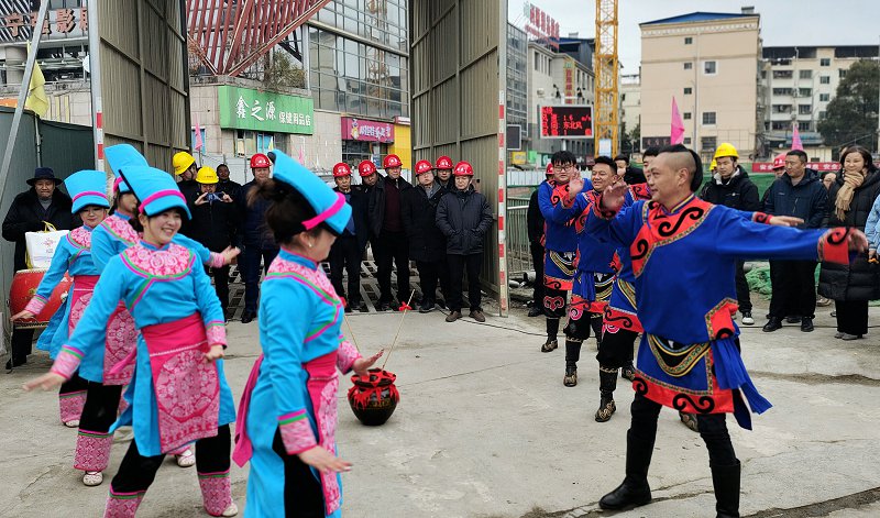 （6）2月5日，陕西氐羌文化公司人员正在为工人们表演羌族舞蹈。黎德华 摄.jpg