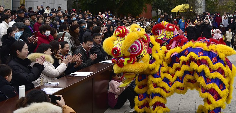 （3）2月23日，宁强县群众与舞狮互动。黎德华 摄.JPG